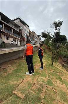 Contenção de encostas na rua Carajás, no bairro Iguaçu. Obra concluída.